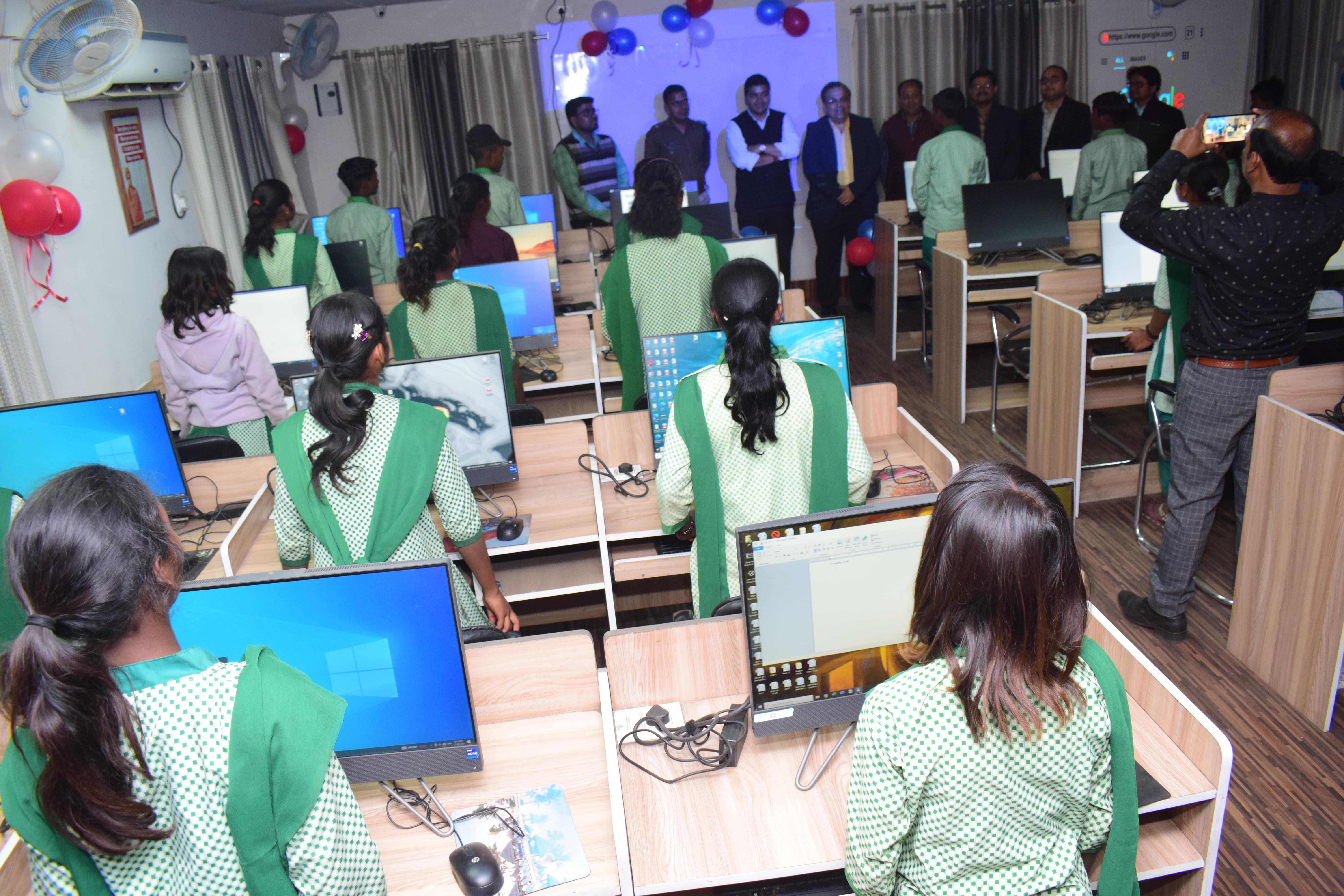 COMPUTER TRAINING WITH NIELIT 